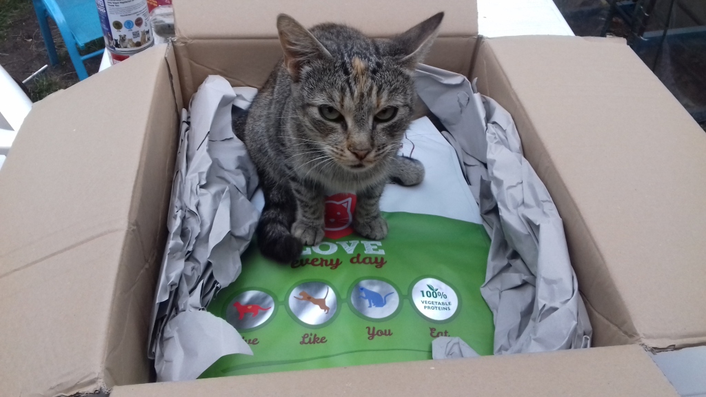 Alissa hat das Paket sofort in Beschlag genommen :-)